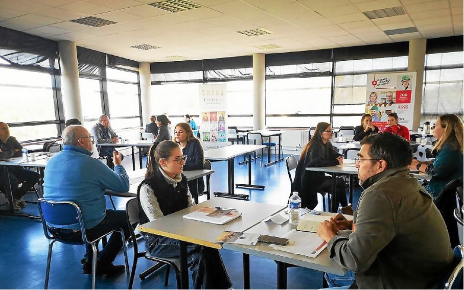 Photo des étudiants en BTS NDRC au lycée de Kerneuzec en entretien avec des professionnels pour décrocher un stage.