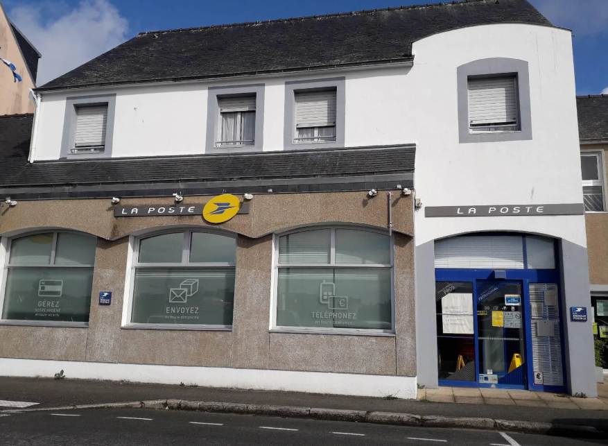 L'image montre le bureau de Poste de Concarneau situé au port 
