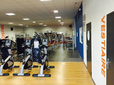 intérieur salle de sport orange bleue lanester
