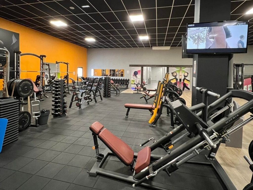 intérieur salle de sport orange bleue lanester machines de sport